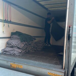 Mover folding clean removal blankets inside Luton van — Man and Van service